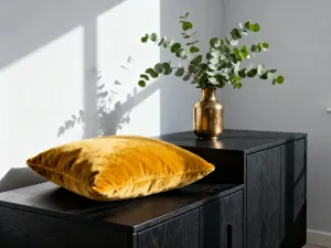 Nowoczesna jadalnia z minimalistycznym drewnianym stołem i designerską lampą wiszącą, tworzącą przytulny nastrój.